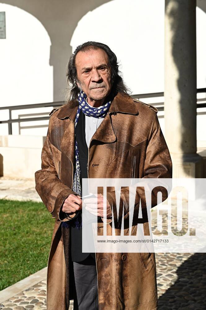 Spanish guitarist Pepe Habichuela is pictured upon his arrival to attend the 11th ceremony where the titles of Honorary Members of the University Cloister of the Arts are given at the University of Alcala de Henares, near Madrid, 24 November 2021. 11th awarding ceremony of the Honorary Members of the University Cloister of the Arts !ACHTUNG: NUR REDAKTIONELLE NUTZUNG!