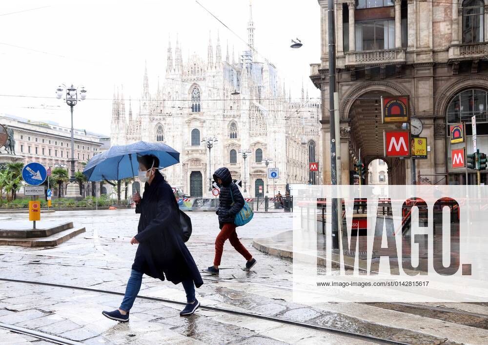 Foto ipp giorgio rossi milano 20 04 2020 prima giornata di pioggia dopo 4 mesi di siccità nella foto persone con con mascherina e ombrello in piazza del duomo