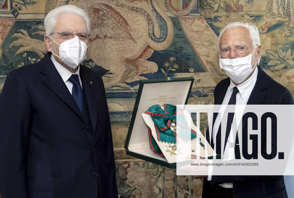 Bilder des Jahres 2021, Entertainment 11 November Entertainment Themen der Woche KW47 November 26, 2021, ROMA: A handout photo made available by Quirinale Palace Press Office shows Italian president Sergio Mattarella (L) and Italian fashion designer Giorgio Armani, on the occasion of the awarding of the title of Knight of the Grand Cross of the Order of Merit of the Italian Republic, Rome, November 26, 2021. ANSA PAOLO GIANDOTTI - QUIRINALE PRESS OFFICE ++HO - NO SALES + ROMA - ZUMAa110 20211126_zaf_a110_032