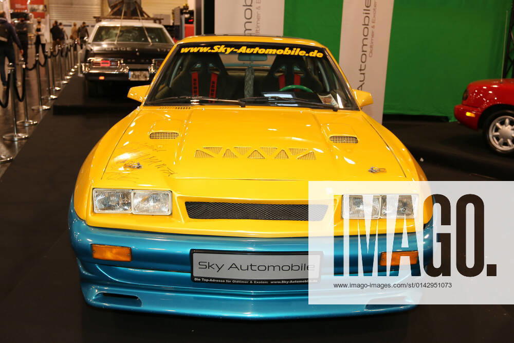Opel Manta (Manta B mit Mattig Breitbau Tuning Kit, Baujahr 1983, Filmauto aus Manta Manta, Farbe: Gelb Blau). Sonderschau Filmautos Auto Stars, 39. Classic & Prestige Salon S.I.H.A. im Rahmen der 53. Essen Motor Show 2021 (27.11.-05.12.2021, Pressetag 26.11.2021), Auto, Automobilmesse, Ausstellung für sportliche Autos Tuning Motorsport und Oldtimer, Messe Essen, Essen (D).
