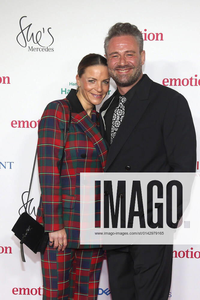 Sasha und seine Ehefrau Julia bei der Verleihung vom Emotion Award am 26.11.2021 in Hamburg Emotion Award 2021 in Hamburg