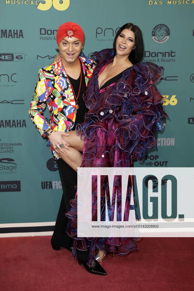 Julian F.M. Stoeckel und Micaela Schäfer bei der Premiere des Musicals Ku damm 56 - Das Musical im Stage Theater des Westens. Berlin