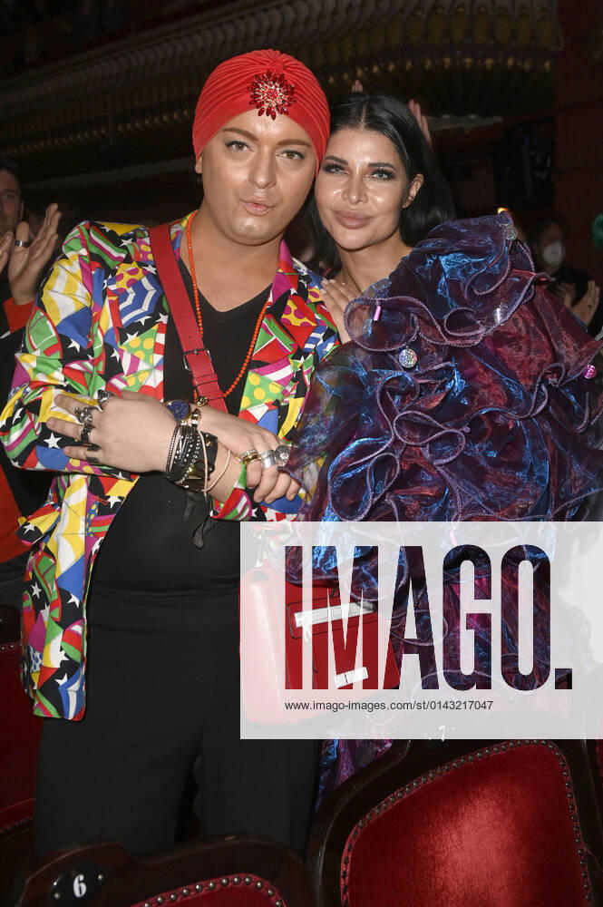 Julian F.M. Stoeckel und Micaela Schäfer bei der Premiere des Musicals Ku damm 56 - Das Musical im Stage Theater des Westens. Berlin