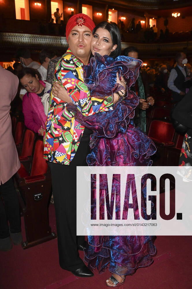 Julian F.M. Stoeckel und Micaela Schäfer bei der Premiere des Musicals Ku damm 56 - Das Musical im Stage Theater des Westens. Berlin
