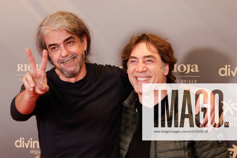 Spanish film maker Fernando Leon de Aranoa (L) embraces actor Javier Bardem (R) after announced the nominate films of Goya Awards 2021 during an act held in Madrid, Spain on 29 November 2021. The film The good boss by Fernando Leon de Aranoa has received 20 nominations. Goya Awards 2021 nominations !ACHTUNG: NUR REDAKTIONELLE NUTZUNG!