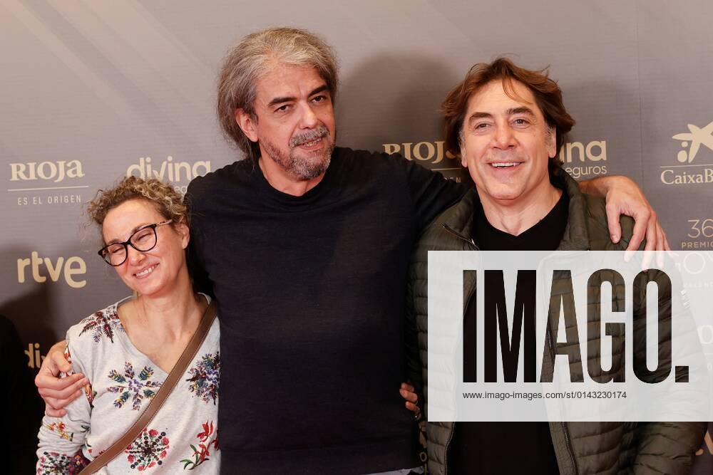 Spanish film maker Fernando Leon de Aranoa (C) embraces actor Javier Bardem (R) after announced the nominate films of Goya Awards 2021 during an act held in Madrid, Spain on 29 November 2021. The film The good boss by Fernando Leon de Aranoa has received 20 nominations. Goya Awards 2021 nominations !ACHTUNG: NUR REDAKTIONELLE NUTZUNG!