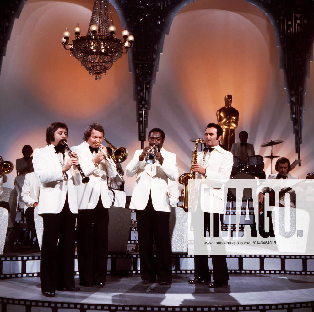 Max Greger Max Greger, deutscher Saxophonist, Big-Band-Leader und Jazz-Musiker, mit seinem Orchester in seiner Show Musik! Musik! Musik! , Deutschland 1976. German saxophinist, Big Band Leader and jazz musician Max Greger and his orchestra in his TV show Musik! Musik! Musik! , Germany 1976., Deutschland