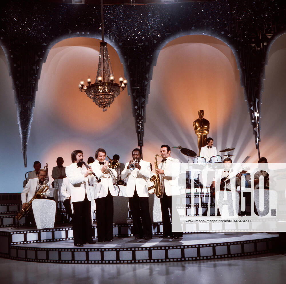 Max Greger Max Greger, deutscher Saxophonist, Big-Band-Leader und Jazz-Musiker, mit seinem Orchester in seiner Show Musik! Musik! Musik! , Deutschland 1976. German saxophinist, Big Band Leader and jazz musician Max Greger and his orchestra in his TV show Musik! Musik! Musik! , Germany 1976., Deutschland