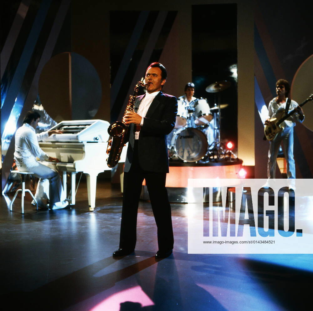 Max Greger Max Greger, deutscher Saxophonist, Big-Band-Leader und Jazz-Musiker, mit seinem Orchester in der Show Ein ganzes Jahr Musik , Deutschland 1973. German saxophinist, Big Band Leader and jazz musician Max Greger with his orchestra in the TV show Ein ganzes Jahr Musik , Germany 1973., Deutschland