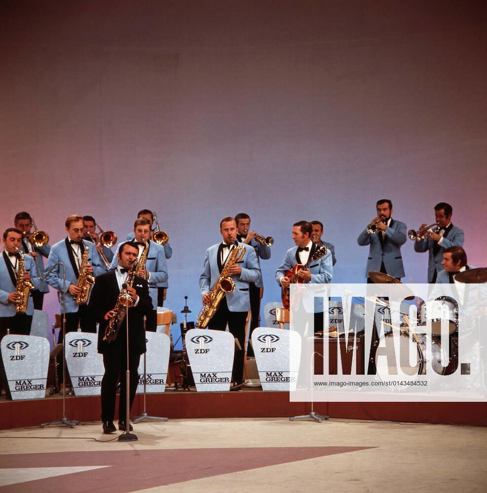 Max Greger Max Greger, deutscher Saxophonist, Big-Band-Leader und Jazz-Musiker, mit seinem Orchester in der Show Ein ganzes Jahr Musik , Deutschland 1973. German saxophinist, Big Band Leader and jazz musician Max Greger with his orchestra in the TV show Ein ganzes Jahr Musik , Germany 1973., Deutschland