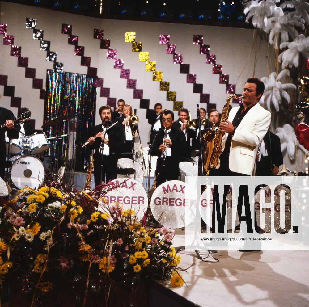 Max Greger Max Greger, deutscher Saxophonist, Big-Band-Leader und Jazz-Musiker, und sein Orchester bei einem Fernsehauftritt, Deutschland 1981. German saxophinist, Big Band Leader and jazz musician Max Greger with his orchestra performing on German TV, Germany 1981., Deutschland