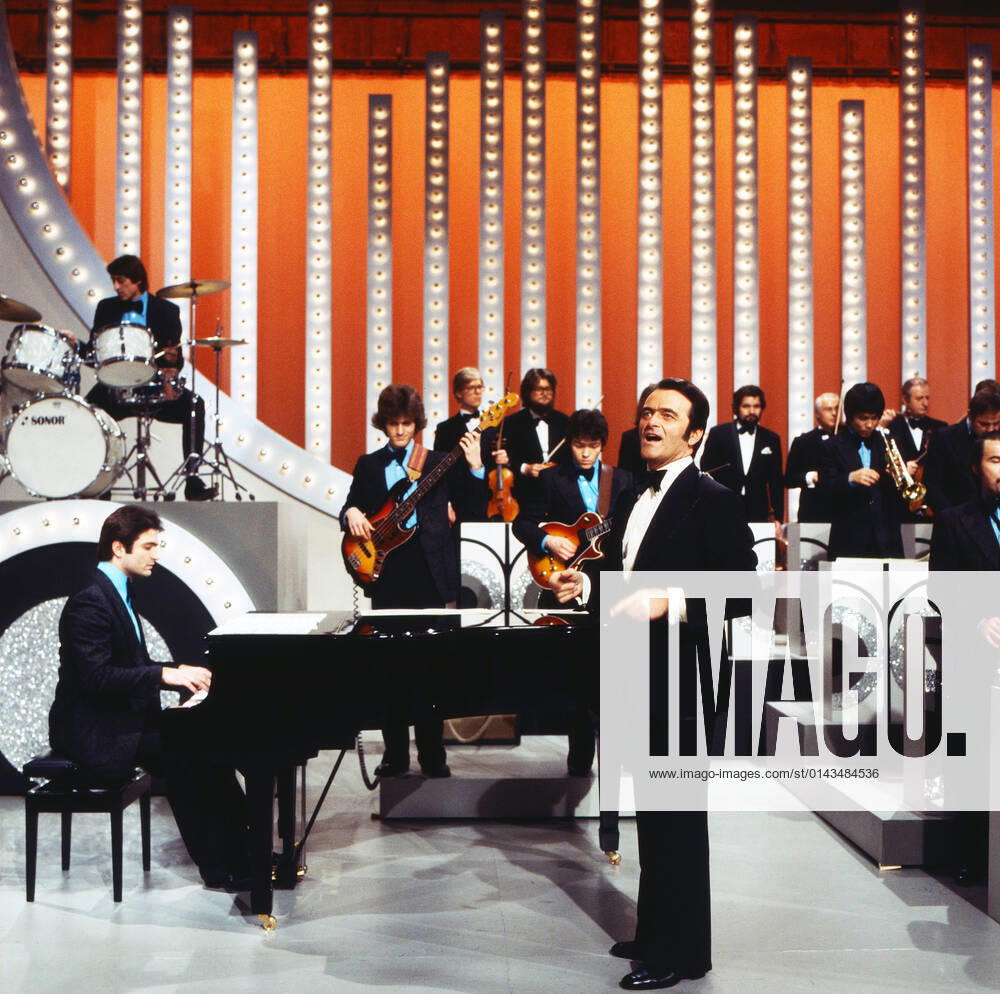 Max Greger Max Greger, deutscher Saxophonist, Big-Band-Leader und Jazz-Musiker, und sein Orchester bei einem Fernsehauftritt, Deutschland 1979. German saxophinist, Big Band Leader and jazz musician Max Greger with his orchestra performing on German TV, Germany 1979., Deutschland