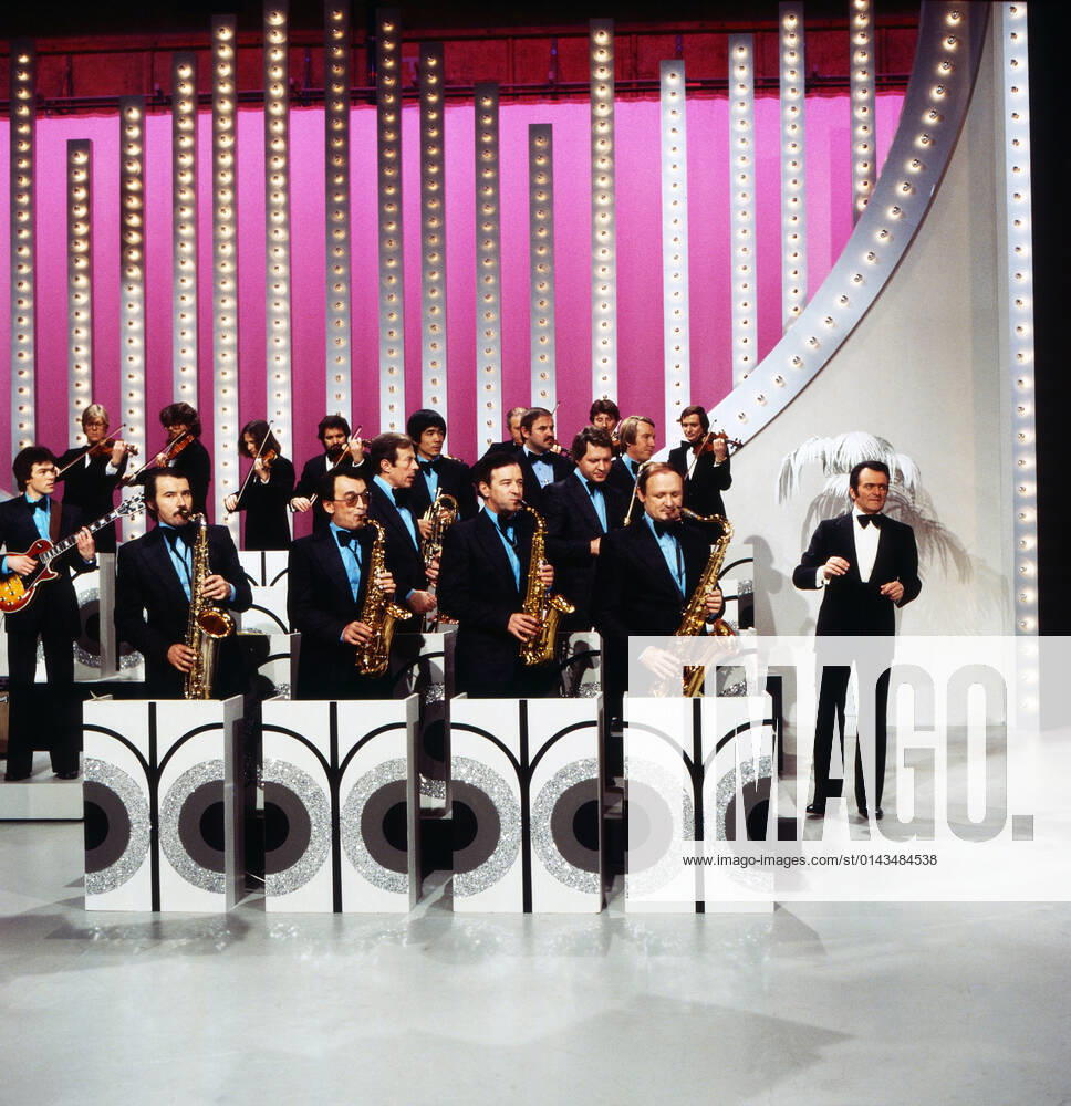 Max Greger Max Greger, deutscher Saxophonist, Big-Band-Leader und Jazz-Musiker, und sein Orchester bei einem Fernsehauftritt, Deutschland 1979. German saxophinist, Big Band Leader and jazz musician Max Greger with his orchestra performing on German TV, Germany 1979., Deutschland
