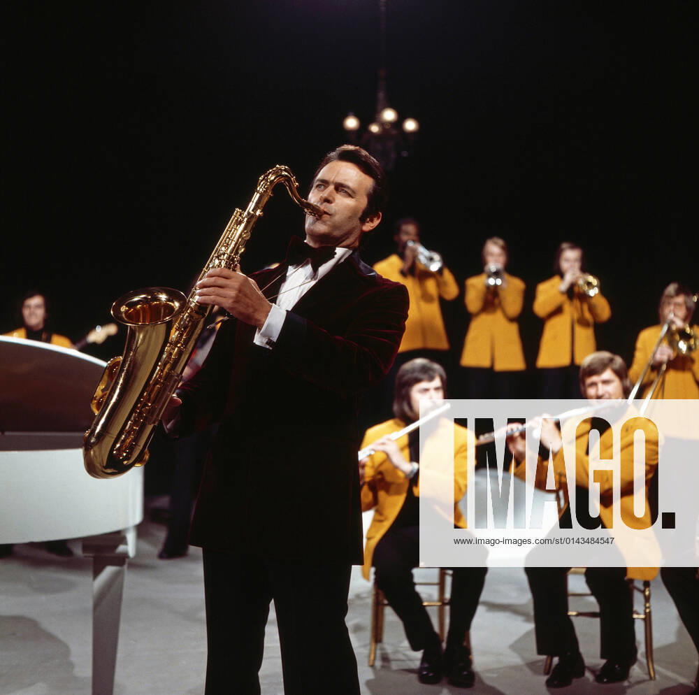 Max Greger Max Greger, deutscher Saxophonist, Big-Band-Leader und Jazz-Musiker, mit seinem Orchester bei einem Fernsehauftritt, Deutschland um 1980. German saxophinist, Big Band Leader and jazz musician Max Greger performing in a German TV show, Germany around 1980., Deutschland