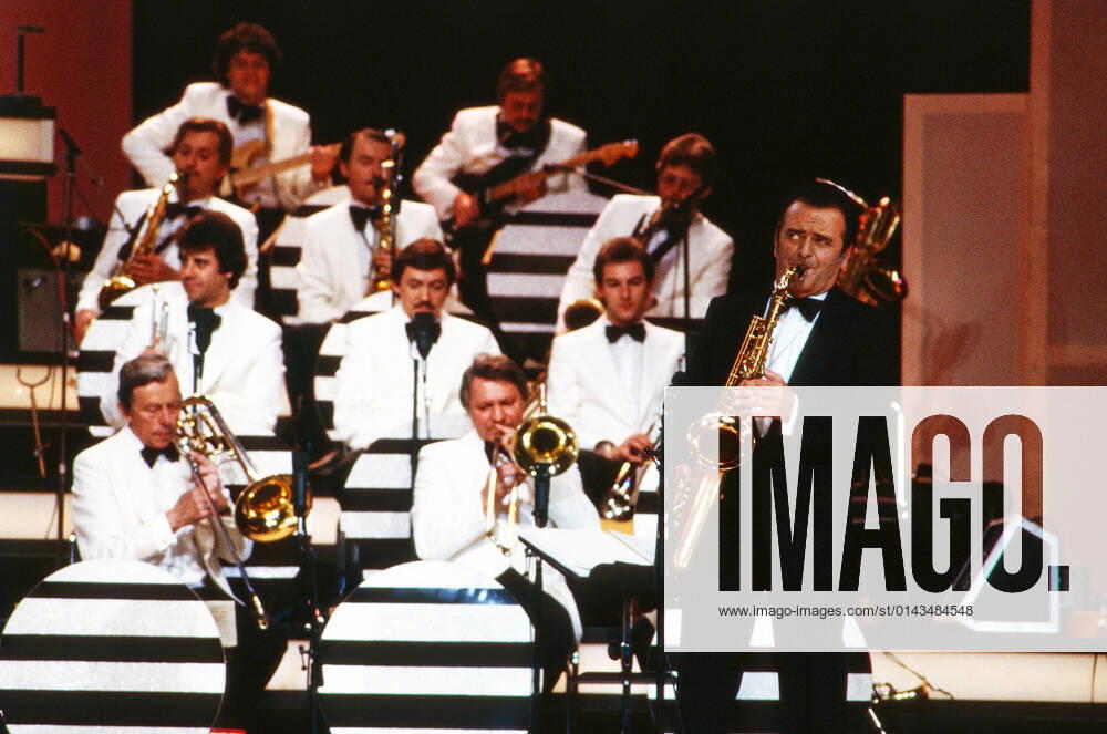 Max Greger Max Greger, deutscher Saxophonist, Big-Band-Leader und Jazz-Musiker, mit seinem Orchester bei einem Fernsehauftritt, Deutschland um 1982. German saxophinist, Big Band Leader and jazz musician Max Greger performing in a German TV show, Germany around 1982., Deutschland
