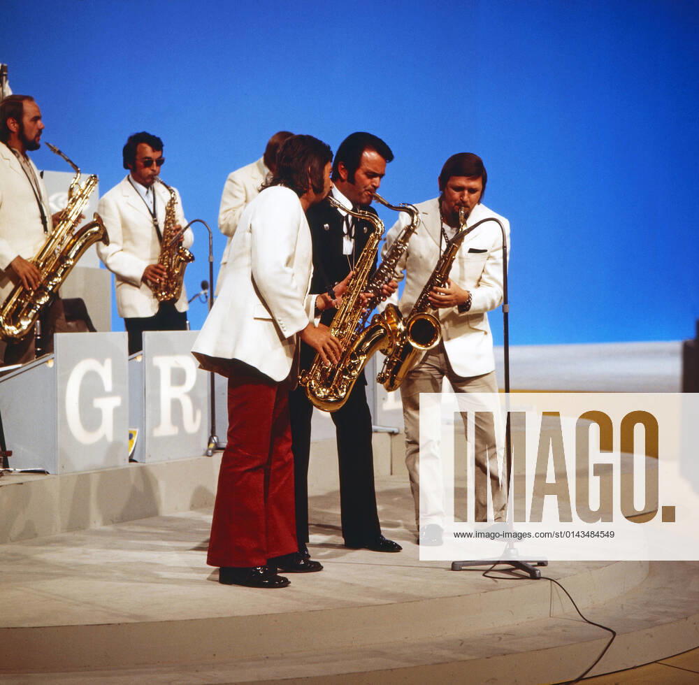 Max Greger Max Greger (Mitte), deutscher Saxophonist, Big-Band-Leader und Jazz-Musiker, bei einem Fernsehauftritt, Deutschland 1976. German saxophinist, Big Band Leader and jazz musician Max Greger (center) performing on German TV, Germany 1976., Deutschland