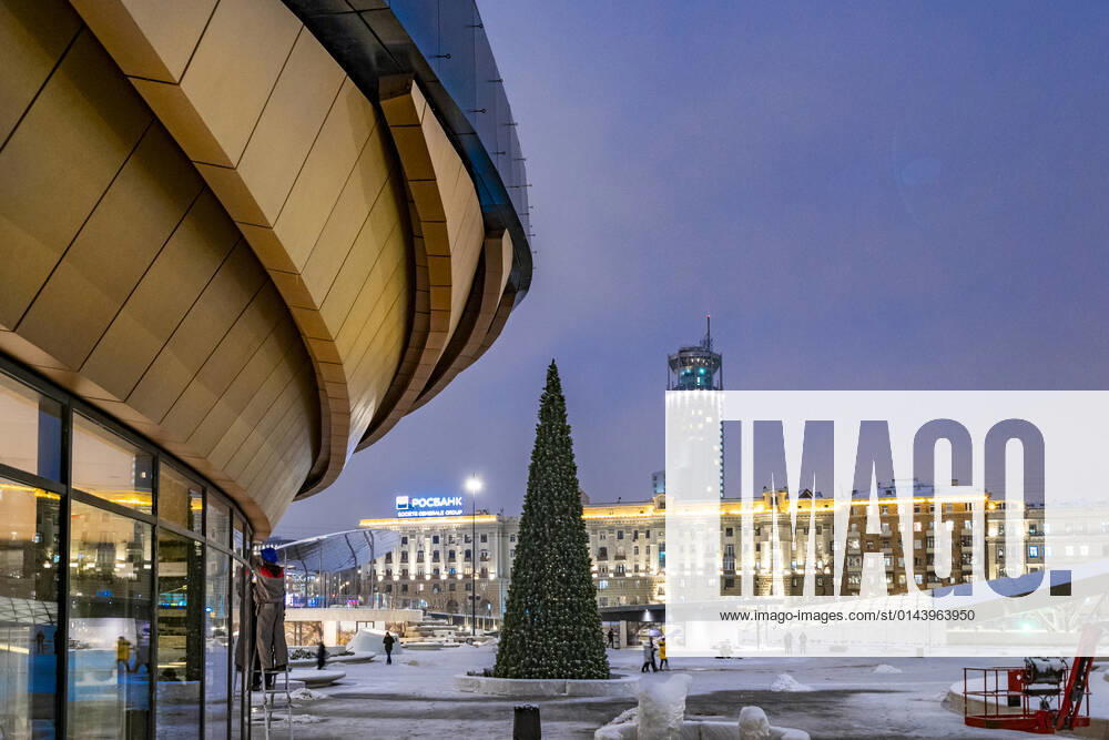 Russia, Moscow. A landscape park by the Paveletskaya Plaza Shopping Mall. KonstantinxKokoshkin