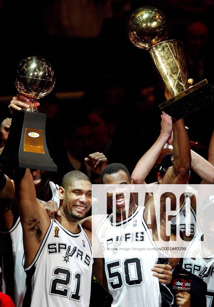 David Robinson (re.) mit der Meisterschaftstrophäe neben Tim Duncan (beide San Antonio Spurs), dem MVP der Finals - (Icon7890010) Basketball Herren NBA 2002 2003, Finals, Finalserie, Finale, Endspiel, Sieg, Sieger, Meister, Meisterfeier Gruppe San Antonio Freude, Begeisterung,