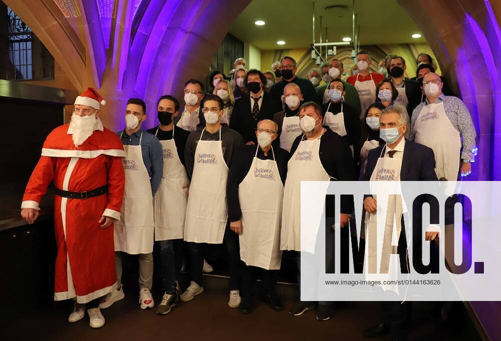 Frankfurt am Main, Römer Helfen-Hellfen Stiftung Bernd Reisig Weihnachtsgans-Essen für Obdachlose und Bedürftige Die Helfer u.a. 3-fache Junioren Weltmeister (WBF GBU WBC) Luca Antonio Cinqueoncie hier mit Reinhold Reiner Calmund und Bernd Reisig, DFL regulations prohibit any use of photographs as image sequences and or quasi-video