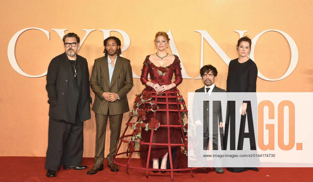 Bilder des Jahres 2021, Entertainment 12 Dezember Entertainment Themen der Woche KW49 December 7, 2021, London, United Kingdom: Joe Wright, Kelvin Harrison Jr., Haley Bennett, Peter Dinklage and Erica Schmidt attends Cyrano UK Premiere, at the Odeon Luxe Leicester Square in London, England. Tuesday 7th December 2021. London United Kingdom - ZUMAs197 20211207_zaa_s197_257