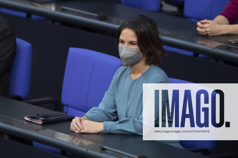 Annalena BAERBOCK (Buendnis 90 die Gruenen, Bündnis 90 die Grünen), Bundesaussenministerin, Auswaertiges Amt, 5. Plenarsitzung des Deutschen Bundestages mit der Wahl und Vereidigung des Bundeskanzlers und der Bundesminister und Bundesministerinnen, Deutscher Bundestag in Berlin, Deutschland am 08.12.2021