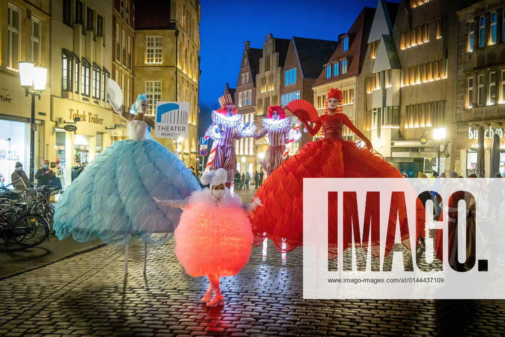 Bilder des Jahres 2021, Entertainment 12 Dezember Entertainment Themen der Woche KW49 Werbeaktion des Theater Münster in der Innenstadt von Münster DEU, Deutschland, Nordrhein-Westfalen, Münster, 10.12.2021: Stelzenläufer in buntem Fantasiekostüm. Mitglieder der Berliner Dulce Compania laufen Werbung für das Theaterprogramm der Spielzeit 2021 2022 des Theater Münster