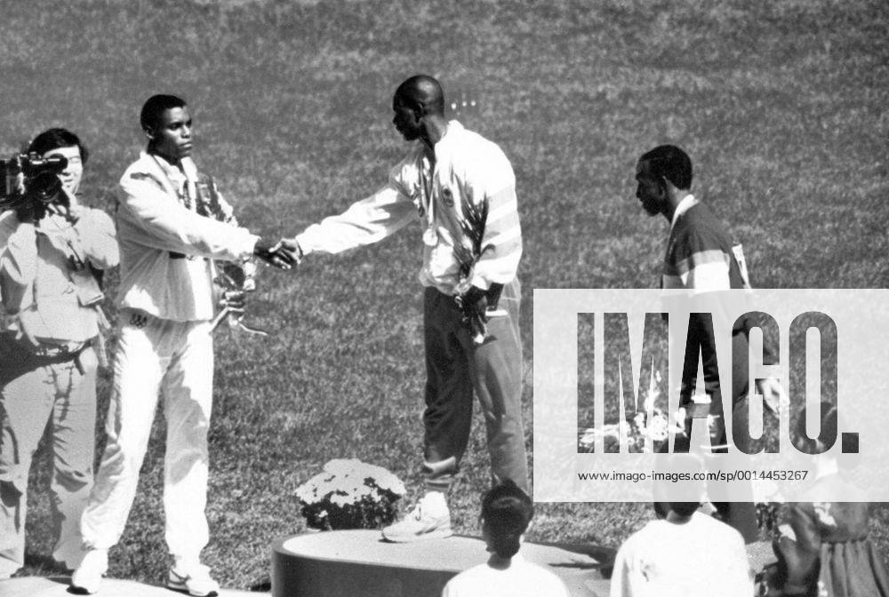 Ben Johnson (Kanada, Mitte) gewinnt vor Carl Lewis (USA, li.) und Linford Christie (GBR), allerdings wird ihm der Olympiasieg später aufgrund von Dopings aberkannt