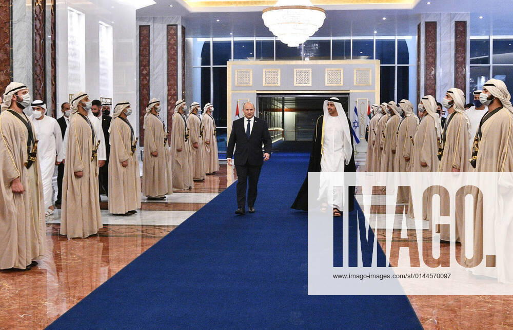 Abu Dhabi, Naftali Bennett trifft Abdullah bin Zayid Al Nahyan December 12, 2021, Abu Dhabi, United Arab Emirates: Israeli Prime Minister NAFTALI BENNETT is received by UAE Foreign Minister ABDULLAH BIN ZAYED and an honor guard upon arrival to Abu Dhabi. This is the first official visit of an Israeli leader in the United Arab Emirates. Abu Dhabi United Arab Emirates - ZUMAi99_ 20211212_zip_i99_002