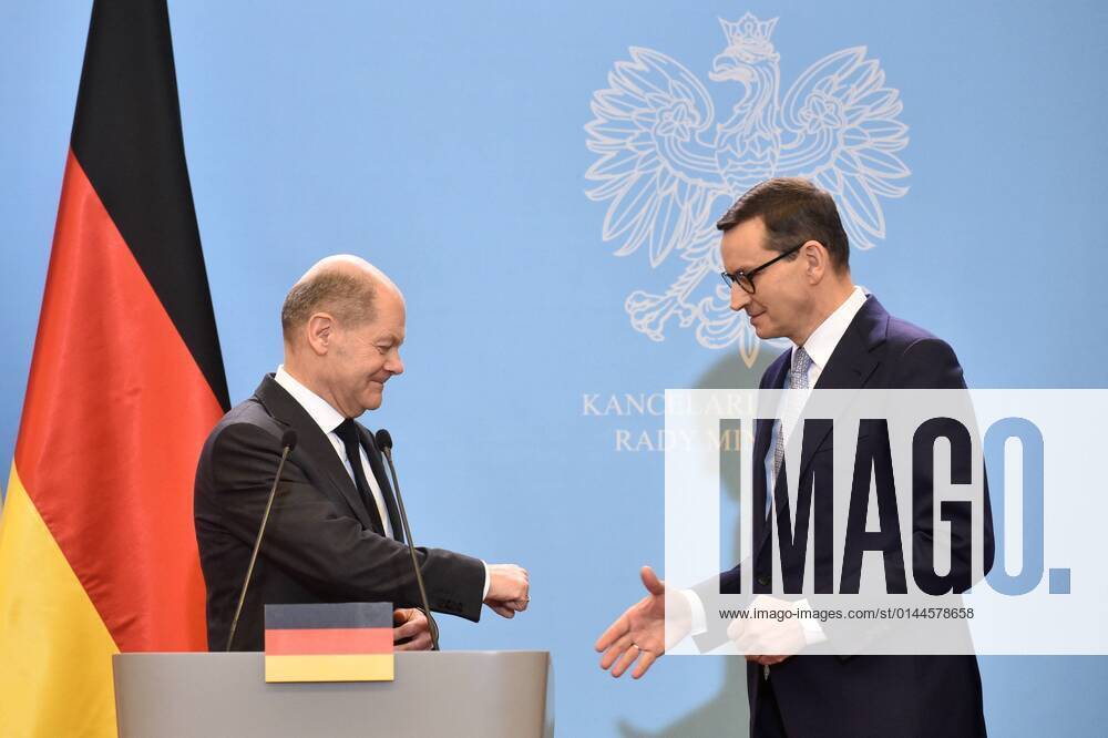 WARSZAWA WIZYTA NOWEGO KANCLERZA NIEMIEC OLAFA SCHOLZA SPOTKANIE Z PREMIEREM RP KANCLERZ NIEMIEC SCHOLZ N Z OLAF SCHOLZ MATEUSZ MORAWIECKI FOT DAMIAN BURZYKOWSKI NEWSPIX.PL Poland, Warsaw Inaugural visit of Germany Federal Chancellor Olaf Scholz to Poland --- Newspix.pl DB121221_001