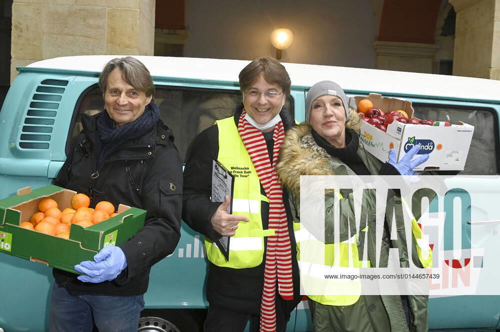 Wolfgang Bahro, Marcus Zander und Katy Karrenbauer verteilen Essen und Geschenke aus dem Food Truck an Obdachlose und Bedürftige. Berlin