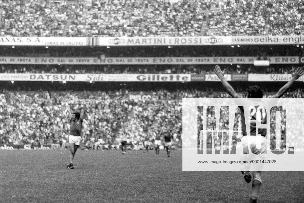 Schlußjubel Italien - Der Finaleinzug nach spannenden 120 Minuten gegen Deutschland ist geschafft Fußball WM Herren Weltmeisterschaft 1970, Halbfinale, Länderspiel, Nationalmannschaft, Nationalteam, Nationaltrikot Gruppe Aztekenstadion, Estadio Azteca Mexico City Begeisterung, Freude,