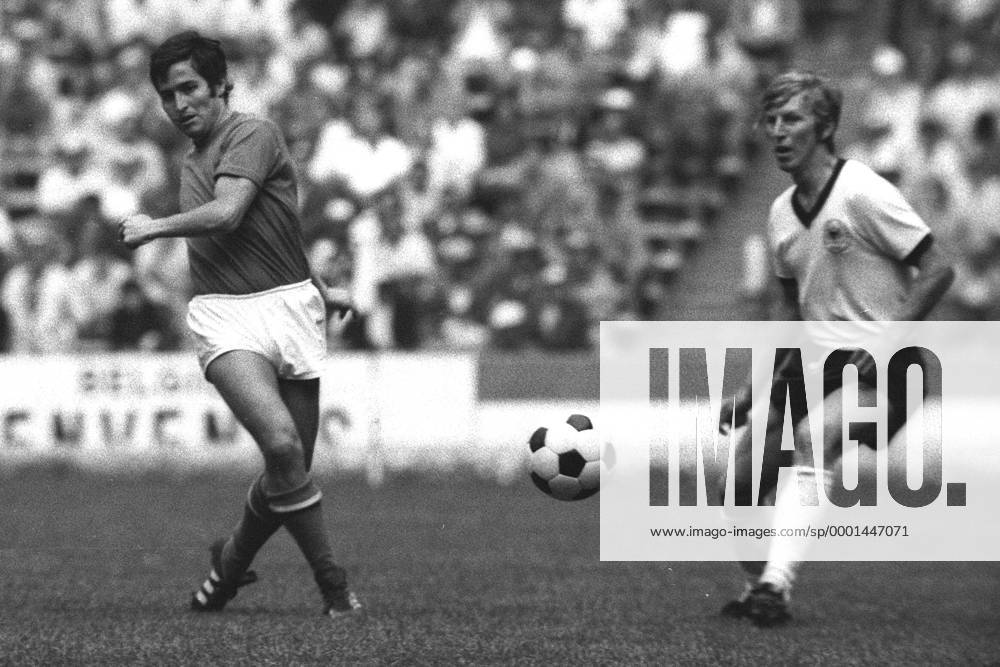 Giancarlo de Sisti (li., Italien) am Ball gegen Jürgen Grabowski (BR Deutschland) Fußball WM Herren Weltmeisterschaft 1970, Halbfinale, Länderspiel, Nationalmannschaft, Nationalteam, Nationaltrikot Gruppe Mexico City Dynamik,