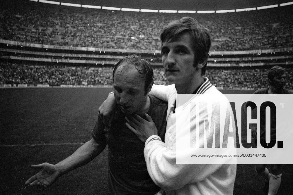 Uwe Seeler (li.) und Hannes Löhr (beide BR Deutschland) verdauen die Halbfinalniederlage gegen die Italiener und trösten sich gegenseitig Fußball WM Herren Weltmeisterschaft 1970, Halbfinale, Länderspiel, Nationalmannschaft, Nationalteam, Nationaltrikot, Gruppe Mexico City