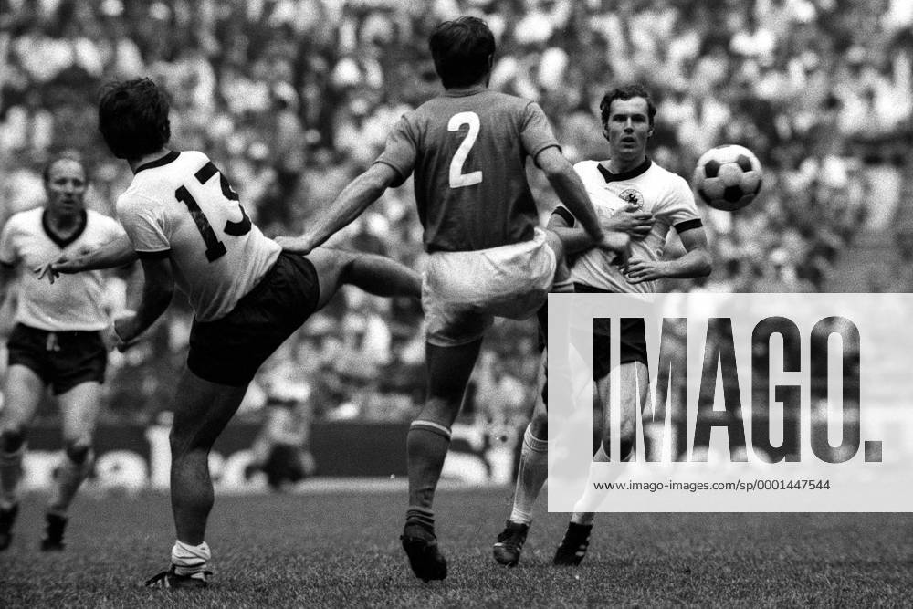 Tarcisio Burgnich (2, Italien) gegen Gerd Müller (li.) und Franz Beckenbauer (beide BR Deutschland) Fußball WM Herren Weltmeisterschaft 1970, Halbfinale, Länderspiel, Nationalmannschaft, Nationalteam, Nationaltrikot, Gruppe Binde, Armbinde, Verband, Armverband, verrenkt Mexico City, Schlinge, Armschlinge, ausgerenkt Dynamik,