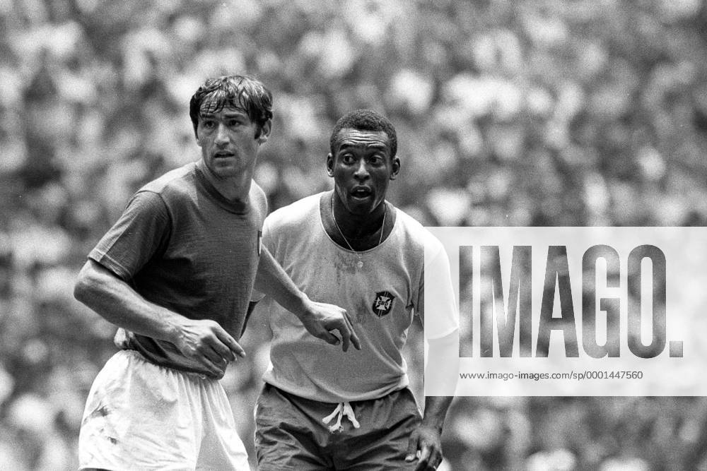Tarcisio Burgnich (li., Italien) nimmt Pele (Brasilien) in Manndeckung Fußball WM Herren Weltmeisterschaft 1970, Finale, Länderspiel, Nationalmannschaft, Nationalteam, Nationaltrikot, Gruppe Mexico City