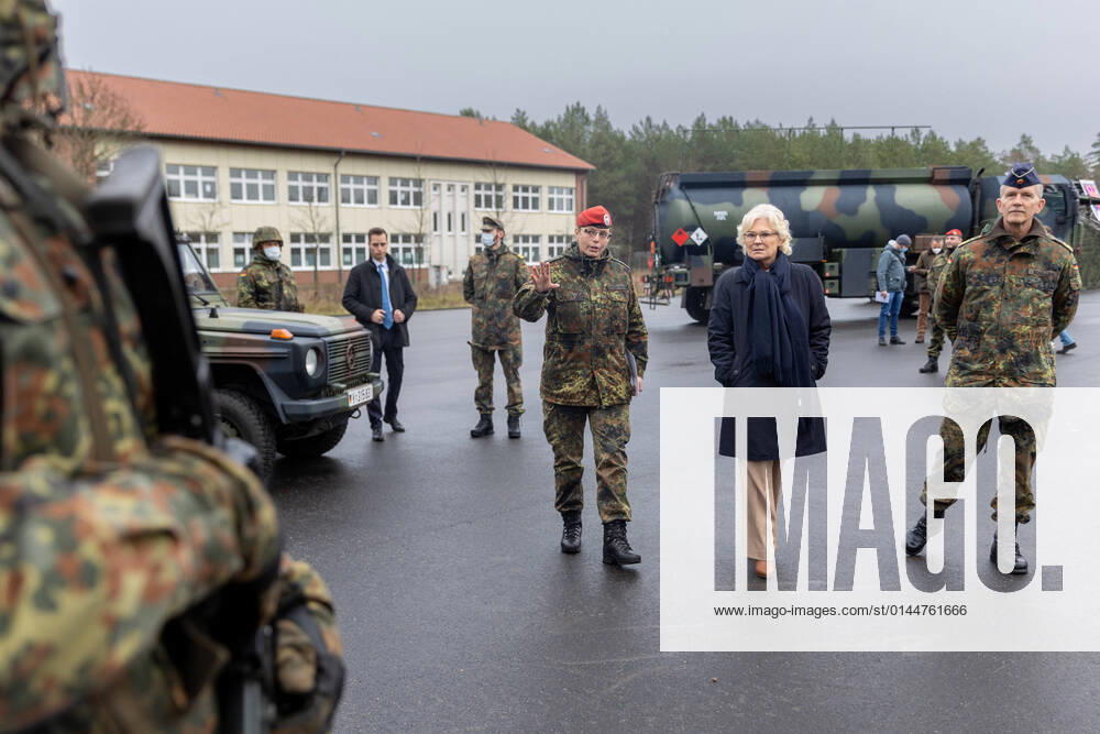 Bundesverteidigungsministerin Christine Lambrecht im GesprâˆöÂßch wâˆöÂßhrend eines Besuches des Logistikbataillons 172 in Beelitz, 14.12.2021. Beelitz Deutschland