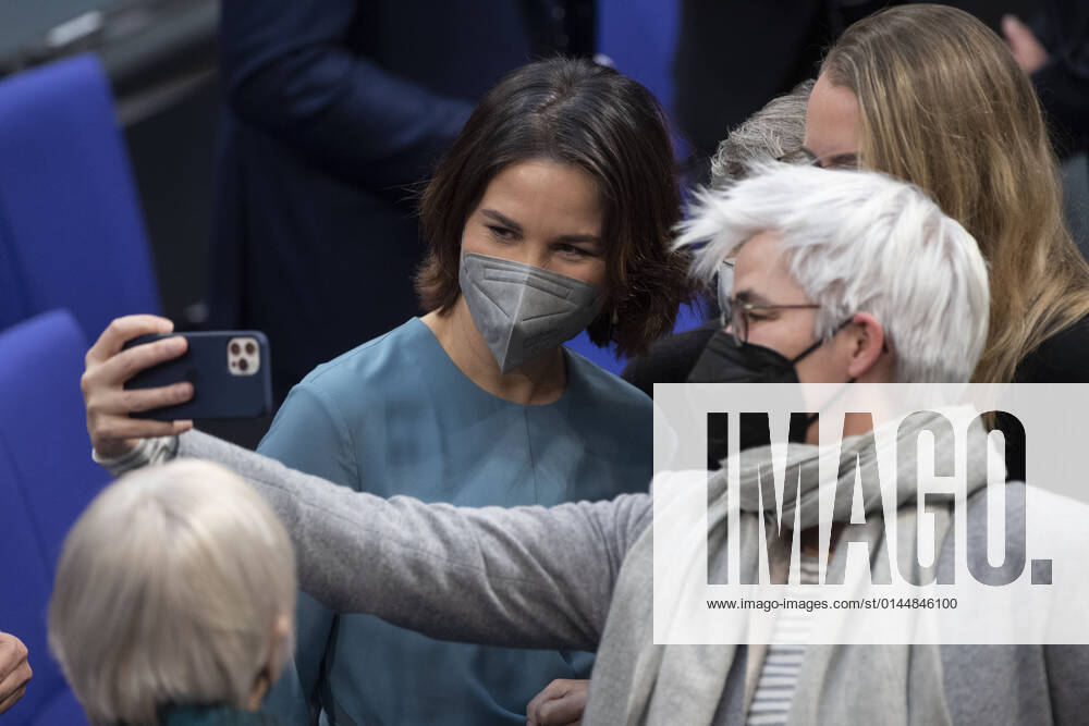 Annalena BAERBOCK (Buendnis 90 die Gruenen, Bündnis 90 die Grünen), Bundesaussenministerin, Auswaertiges Amt, links, macht eine Selfie mit Britta HASSELMANN, Haßelmann, Katharina DROEGE, Dröge, Maria KLEIN-SCHMEINK, alle (Buendnis 90 die Gruenen, Bündnis 90 die Grünen) 5. Plenarsitzung des Deutschen Bundestages mit der Wahl und Vereidigung des Bundeskanzlers und der Bundesminister und Bundesministerinnen, Deutscher Bundestag in Berlin, Deutschland am 08.12.2021