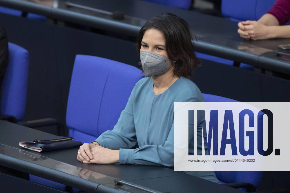 Annalena BAERBOCK (Buendnis 90 die Gruenen, Bündnis 90 die Grünen), Bundesaussenministerin, Auswaertiges Amt, 5. Plenarsitzung des Deutschen Bundestages mit der Wahl und Vereidigung des Bundeskanzlers und der Bundesminister und Bundesministerinnen, Deutscher Bundestag in Berlin, Deutschland am 08.12.2021