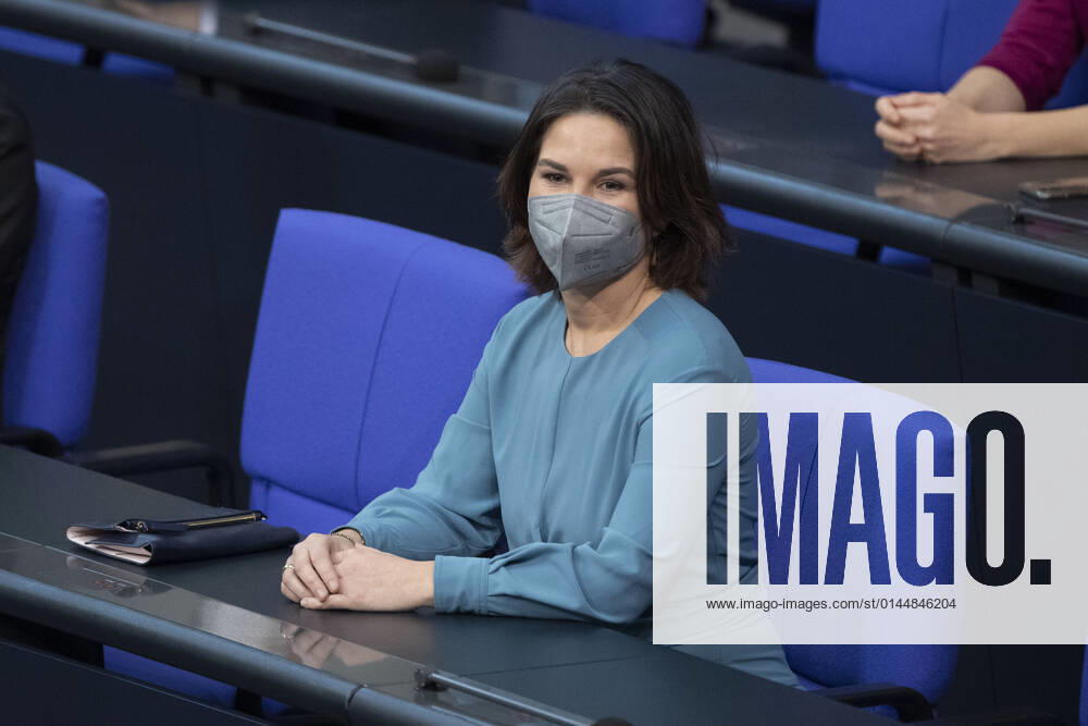 Annalena BAERBOCK (Buendnis 90 die Gruenen, Bündnis 90 die Grünen), Bundesaussenministerin, Auswaertiges Amt, 5. Plenarsitzung des Deutschen Bundestages mit der Wahl und Vereidigung des Bundeskanzlers und der Bundesminister und Bundesministerinnen, Deutscher Bundestag in Berlin, Deutschland am 08.12.2021