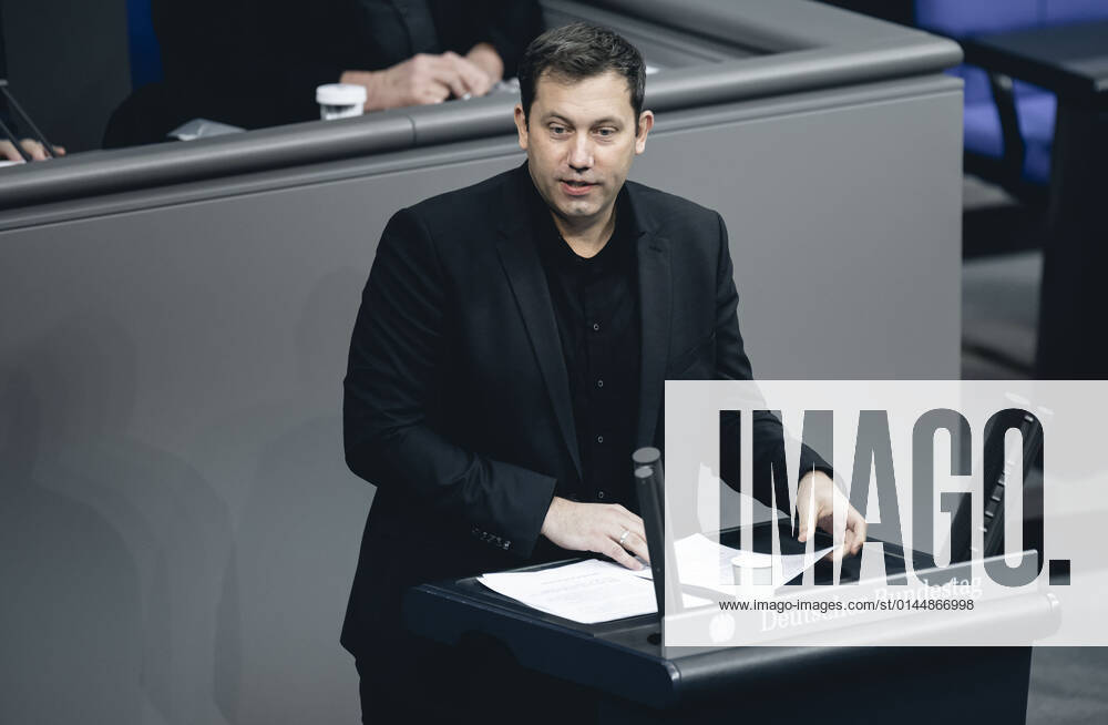 Lars Klingbeil, Vorsitzender der SPD, spricht im Deutschen Bundestag. Berlin, 15.12.2021. Berlin Deutschland