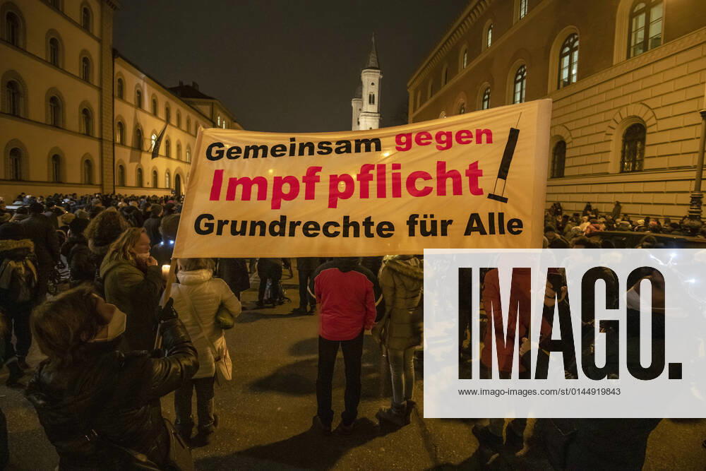 Querdenker-Demo, Ludwigstraße, München 15. Dezember 2021 DEU, Deutschland, München, 15.12.2021, grosse Kundgebung von Corona-Rebellen gegen Coronamassnahmen und Impfpflicht, Dezember 2021, Querdenker Demo, ca. 3500 DemonstrantInnen, Ludwigstrasse, Ecke Schellingstrasse, abends, Bayern, Dezember, Querformat