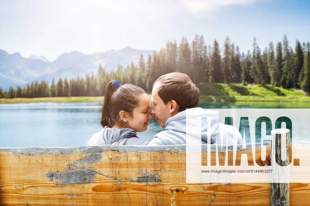 IMAGO Creative: Sommer, In den Bergen Family Man And Woman Couple Romantic Photo model released, Symbolfoto, 26.10.2021,