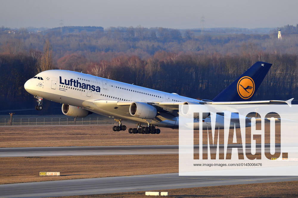 Die Produktion des Passagierjets A380 wird eingestellt. Seit laengerem blieb die Nachfrage fuer das doppelstoeckige Modell aus. Nun liefert Airbus das letzte Exemplar an Emirates aus. Archivfoto: Airbus A380 Johannesburg der Lufthansa am Start,startet. Fluglinie,Airline,Flieger, Flugverkehr,fliegen.Luftfahrt. Franz Josef Strauss Flughafen in Muenchen.Munich.