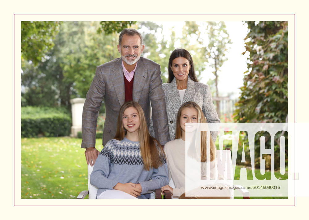 Bilder des Jahres 2021, Entertainment 12 Dezember Entertainment Themen der Woche KW50 16122021 Spain Christmas The Spanish Royal Family s official Christmas card featuring a photo of King Felipe VI, Queen Letizia and their children, princess Leonor and Princess Sofia. The Christmas card features a message signed by the four royal members that reads Merry Christmas and Happy New Year 2022 . (c) Royal Houzse by PPE Thorton