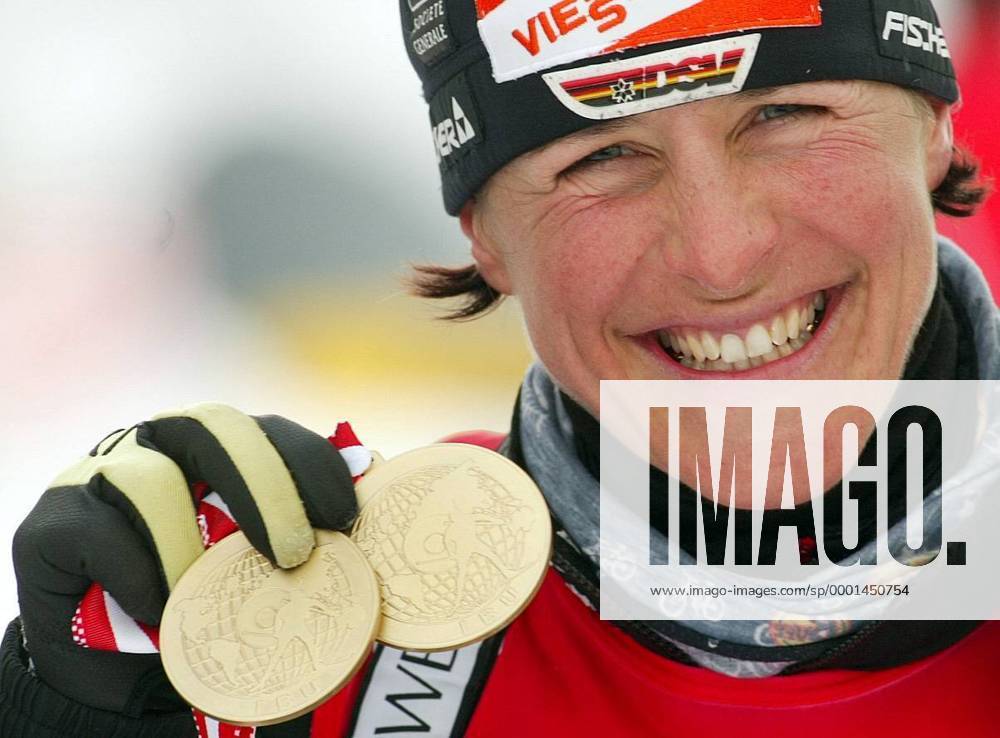Weltmeisterin Uschi Disl (Deutschland) präsentiert stolz ihre beiden Goldmedaillen Biathlon WM Damen Weltmeisterschaft 2005, 10 km, 10km, Verfolgung, Verfolgungsrennen Porträt Hochfilzen Freude