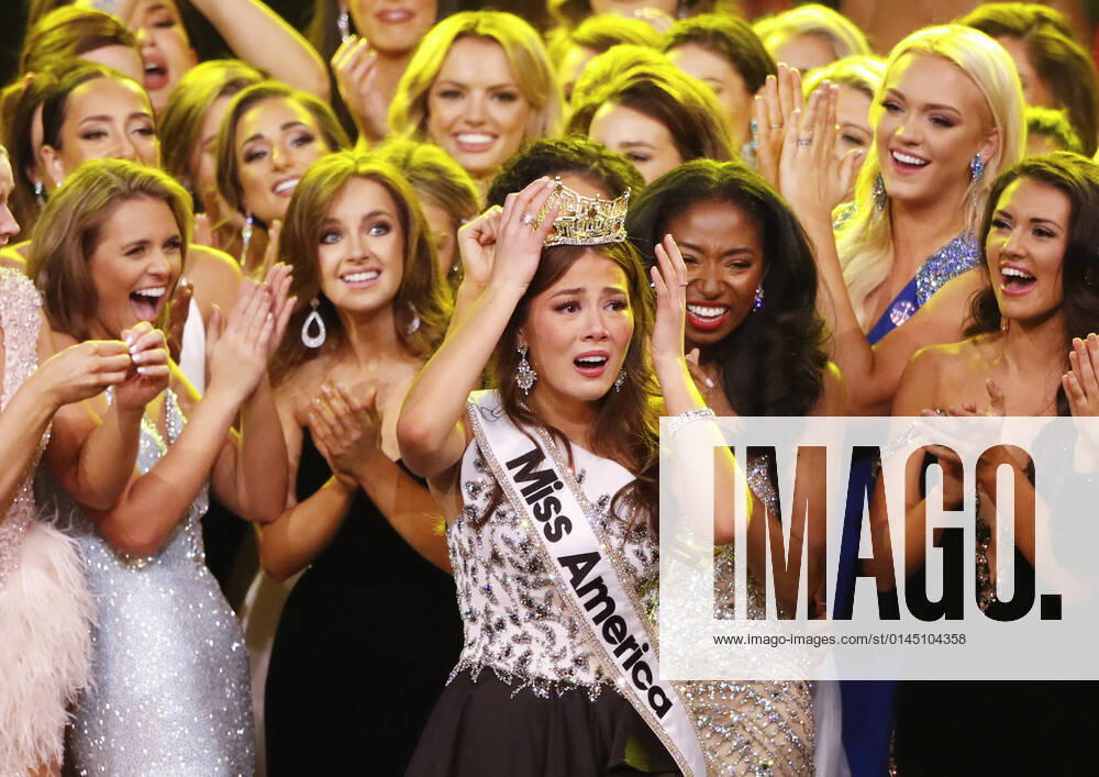 Miss Alaska Emma Broyles reacts surrounded by the other contestants after she is crowned as the new 2022 Miss America at the 100th annual Miss America Competition at Mohegan Sun Arena in Uncasville, CT on Thursday, December 16, 2021. NYP20211216136 JOHNxANGELILLO
