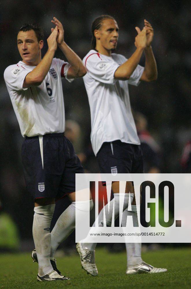 England v Poland World Cup Qualifier 2005 John Terry and Rio Ferdinand at the end of a 2 1 win for England UnitedArchives00691010