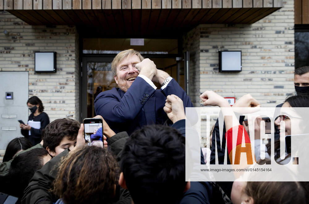 Aalsmeer King Willem-Alexander visited the IKC Triade school in Aalsmeer. He spoke with teachers, pedagogical staff, students, the board and parents about the set-up of an IKC and the effects of the corona pandemic on primary education and childcare. Â