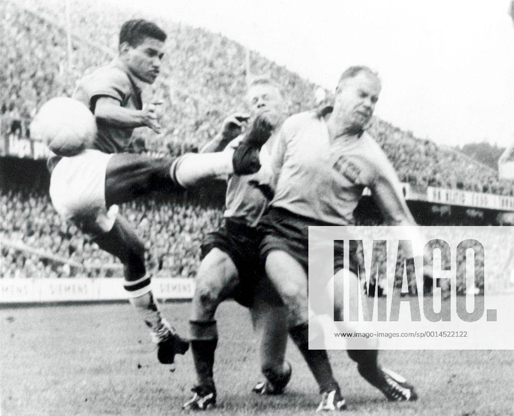 Fußball, WM 1958 in Stockholm, Finale Brasilien – Schweden 5 - 2 Brazil s Garrincha (l) is thwarted by Sweden s Sven Axbom (r) and Sigvard Parling (c) World Cup Sweden 1958 - Final - Brazil v Sweden, Fußball, Tor, Spieler, Fußballspieler, Fußballspiel, Spiel UnitedArchives01027815