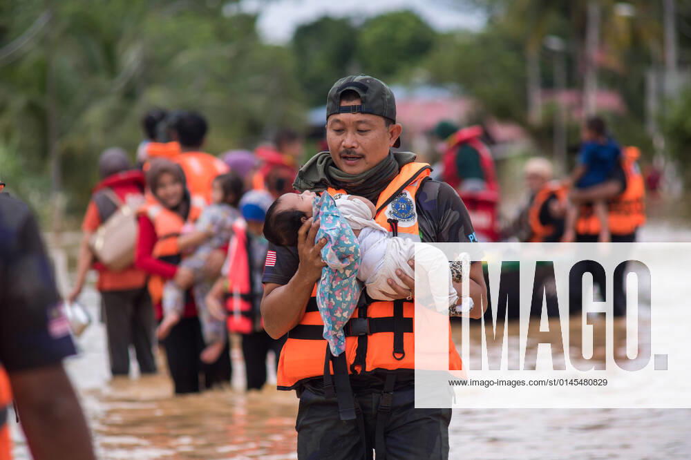 (211219) -- SELANGOR, Dec. 19, 2021 -- Rescuers evacuate flood victims in Hulu Langat, Selangor, Malaysia, Dec. 19, 2021. Thousands of people were evacuated as continuous heavy rain caused severe flooding in several parts of Malaysia, Prime Minister Ismail Sabri Yaakob said late on Saturday. (Photo by Xinhua) MALAYSIA-SELANGOR-FLOOD ChongxVoonxChung